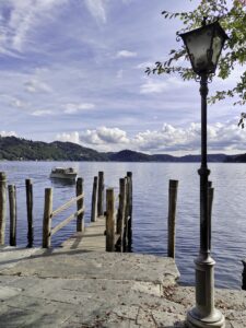 chegada do barco para um passeio no Lago Orta